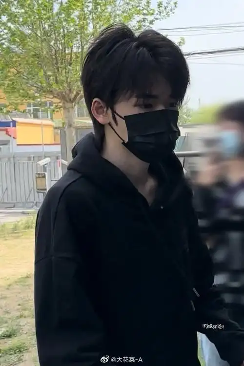 宋亚轩黑色连帽卫衣造型,今日份上班的轩哥真的好绝……_高清图集