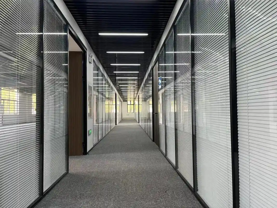 北京办公室装修安装双层百叶玻璃隔断.