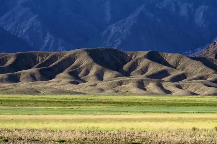 走魔鬼城 看柴达木盆地雅丹地貌