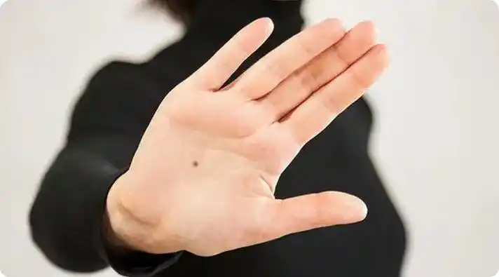 女人右手掌心有痣好吗(女人右手掌心有痣好吗图解)