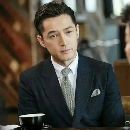 第二种的短发毛寸明显让胡歌脱胎换骨, 外加复古眼镜,从气质上看合耨