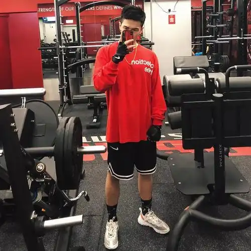 男朋友mark ngai,出身名门,本身是造型师,外公王国旌前妻是关之琳