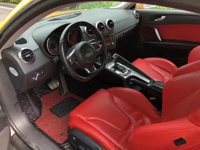 汽车内饰情况汽车外观情况这款奥迪tt的内饰以奢华的品质,尽显奥迪