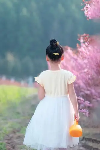 快变成大姑娘了 看着女儿一天天的长大,心里就是想着多给她拍些照片