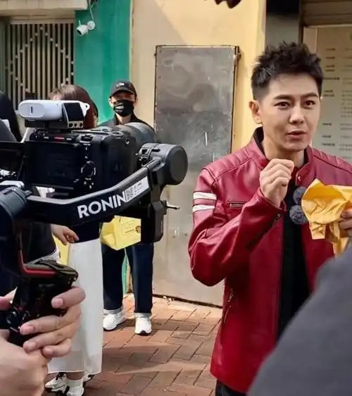 49岁林志颖现身饼店引关注,远看近看两种状态,近看苍老难辨认!