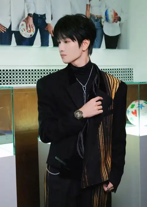 敖子逸鎏金西装造型##敖子逸 二十揽春朝