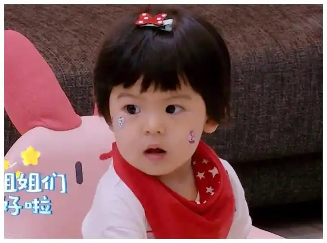 星二代就服贾静雯女儿的颜值,小时候像男孩子,长大后越来越精致|波妞