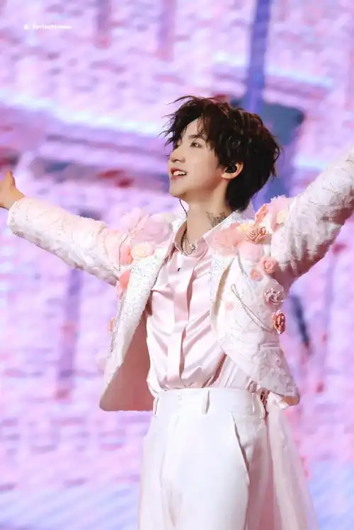 时代少年团叁重楼暨出道四周年演唱会##贺峻霖饭撒小天使##贺峻