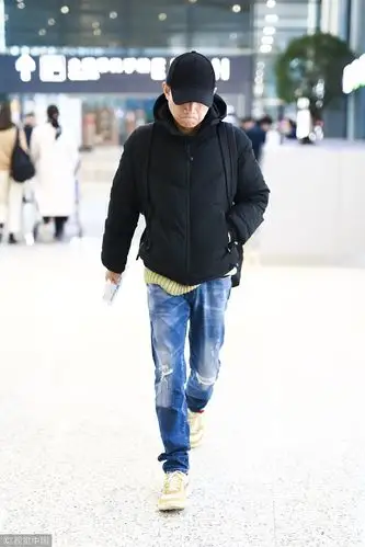 文章戴黑帽穿黑衣低调现身 表情严肃撇嘴是为何?