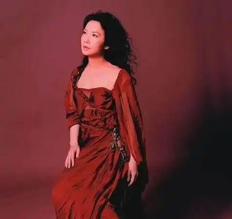 一代天后无性无爱25年,碾压那英张惠妹,她到底经历了什么