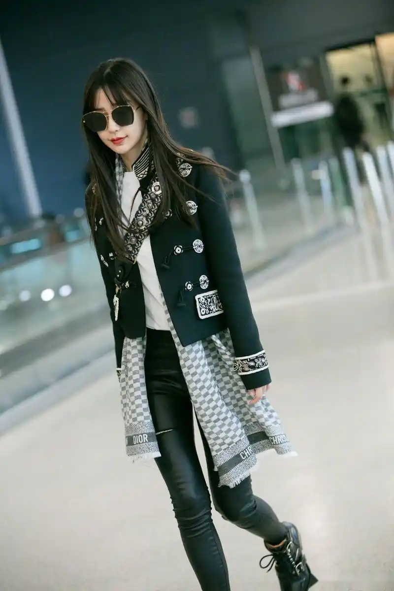 angelababy 久违的机场街拍,这颜值简直暴风哭泣~硬朗牛仔搭配马丁靴