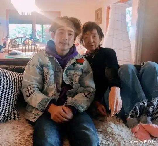 林子祥儿子晒照为生母庆生爸妈离婚后同框不尴尬搂肩表现亲密