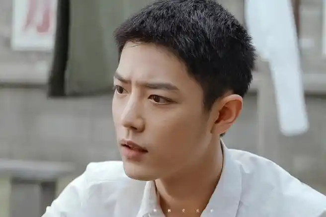 肖战超话#肖战顾一野#xz#王牌部队肖战#    白衬衫的野子好好看,好