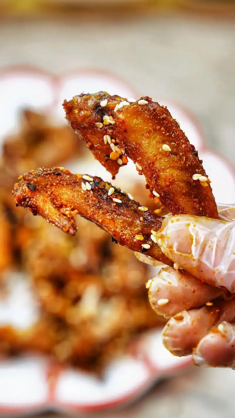 今天教大家用空气炸锅做一个香辣鸡翅尖,做法简单,味道绝佳,一 - 抖音