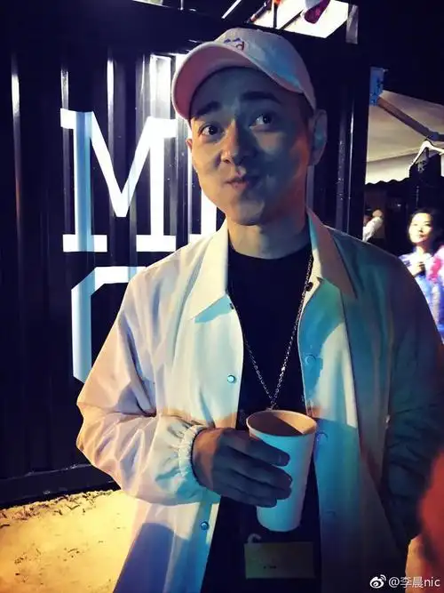 曝42岁李晨上海遛娃被偶遇推简易婴儿车太低调女儿正面照曝光