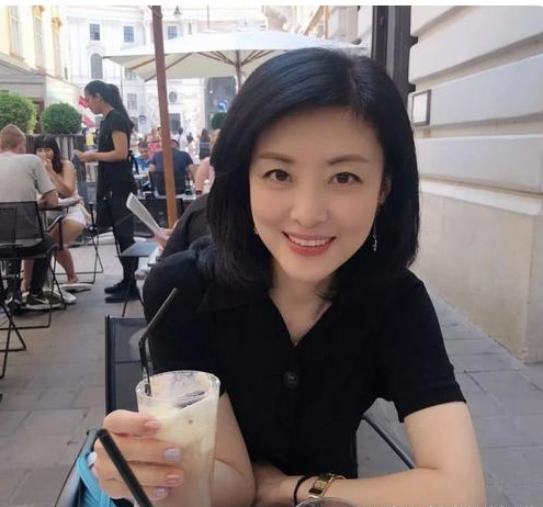 她连续16年主持春晚,两任丈夫身份都不一般,女儿却成一生的痛