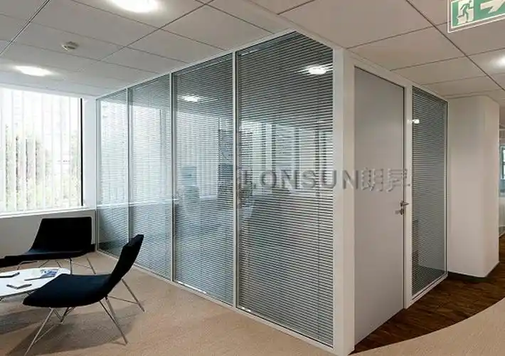 办公室隔断墙空间设计安装玻璃隔断已经是大势所趋.jpg