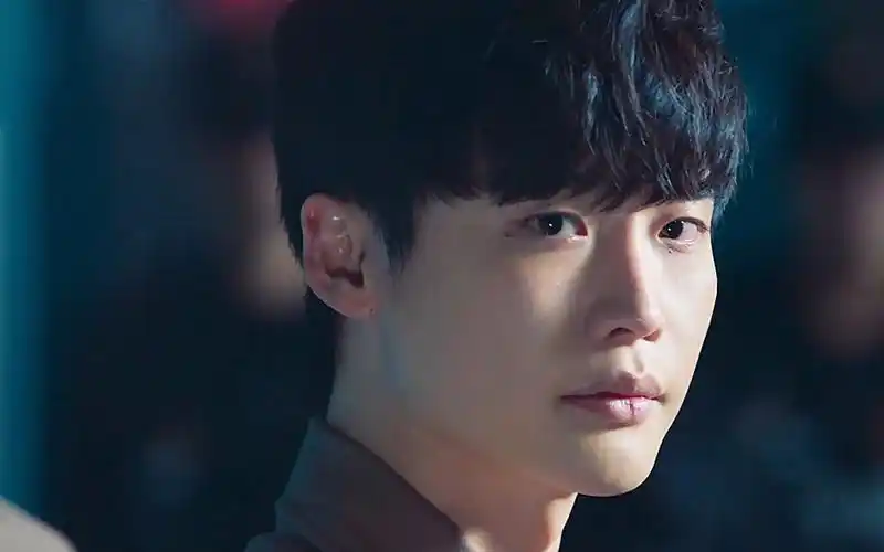 李钟硕被迫冒充地下皇帝,差点被人揭穿了