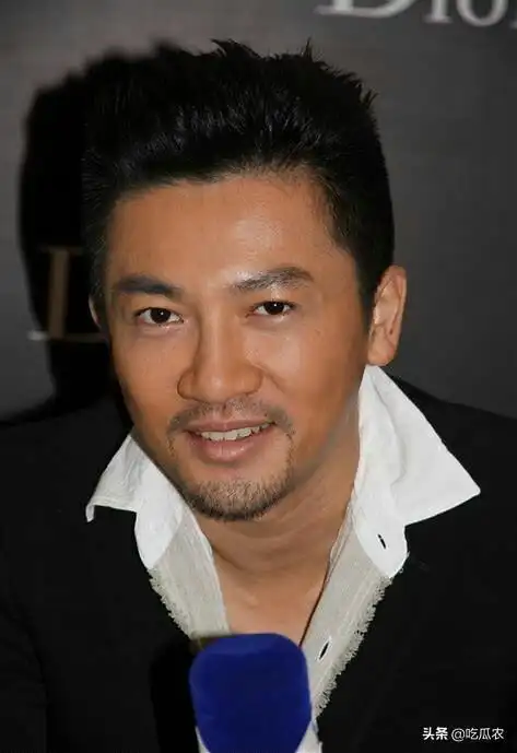 也算得上冻龄了,只是最近一年苏有朋突然换了个发型,胡子也刮了,不一