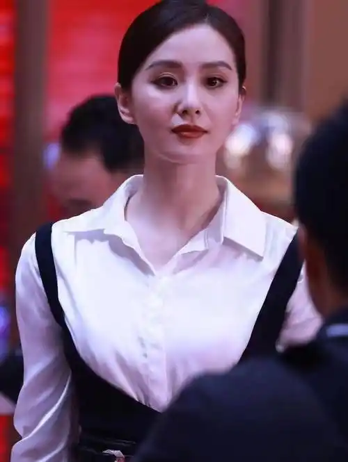 刘诗诗生图曝光,穿"白衬衫 背带裙"俏皮甜美,眼角纹暴露年龄_吊袜带