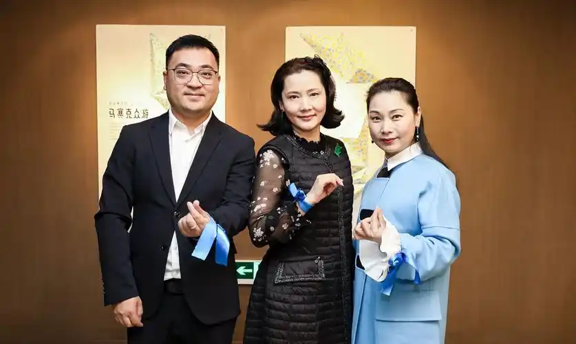 军(左一)与国家一级演员何赛飞,公益画展发起人夏赛丽女士(右一)合影