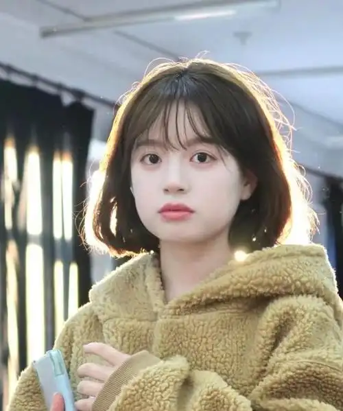 方脸型适合的发型短发卷发,方脸适合什么发型减龄洋气图4