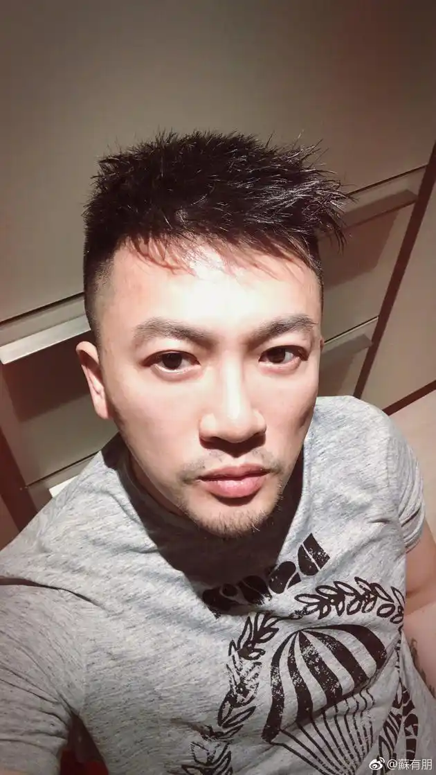苏有朋再晒自拍照留着一撇小胡子很有范儿