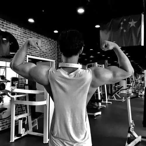 刷爆健身圈的肌肉男神,撸铁蜕变好身材,因神似谢霆锋而走红