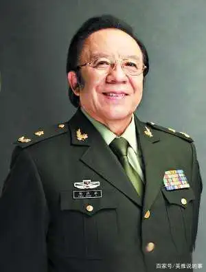 也正因为如此 杨洪基 杨洪基是一九六二年入伍的, 如今是少将军衔