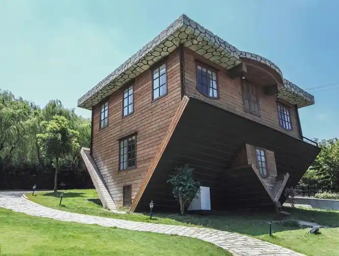 中国旅游景区大全之上海波兰倒置屋