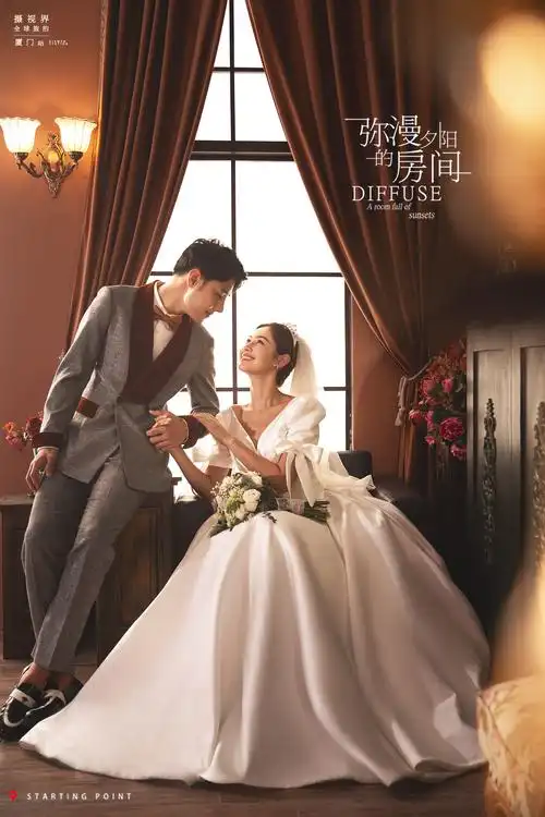 流行元素满足更多新娘对缎面婚纱的浪漫想象简约的场景不简单的小心思