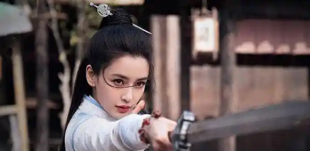 就在网友纷纷为angelababy的古装扮相惊艳的时候,angelababy却凭借和