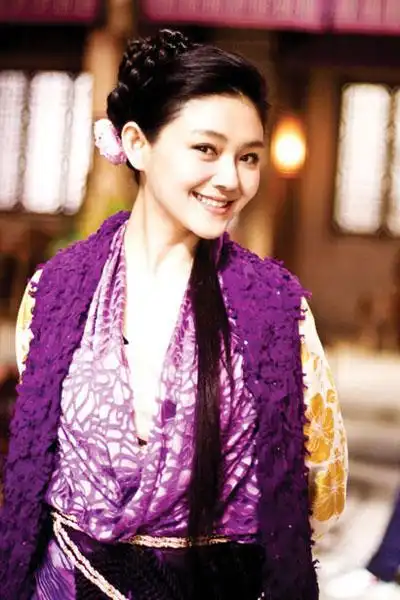 张明春在即将上映的古装爱情喜剧电影《龙凤店》里,大s(徐熙媛)扮演的