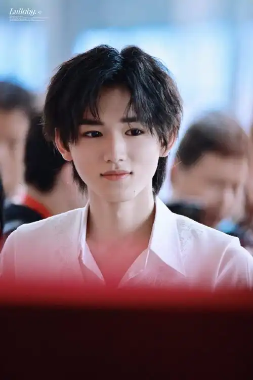 宋亚轩白衣造型路透