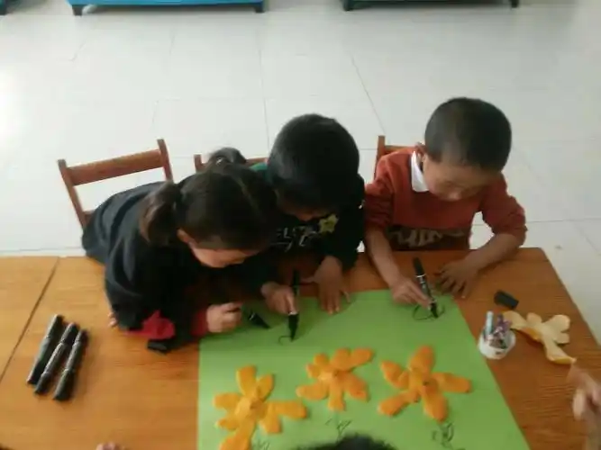 高官寨街道中心幼儿园果果班橘皮创意手工画