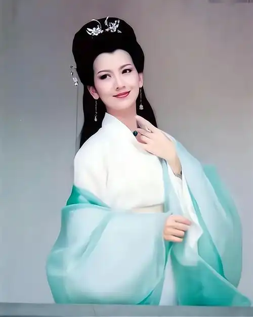 《新白娘子传奇》许仙为何让女演员出演?赵雅芝说出了明星的无奈