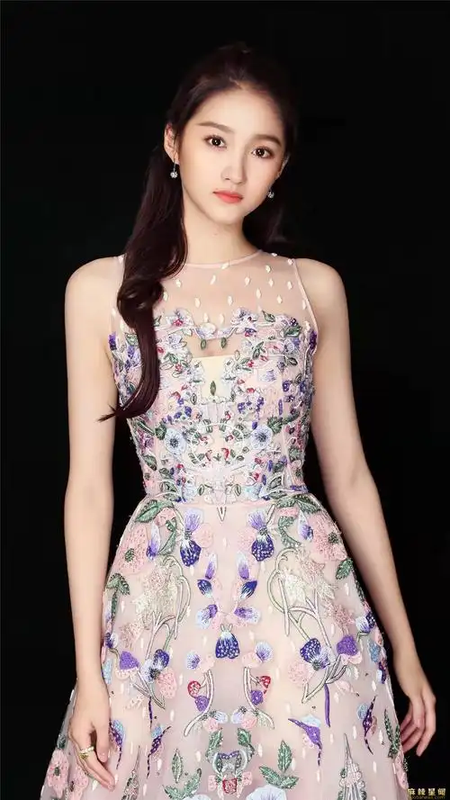 关晓彤16岁被谁买了大佬国民闺女被全网黑