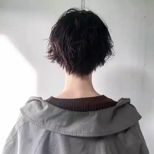 短发背影图片女生真实