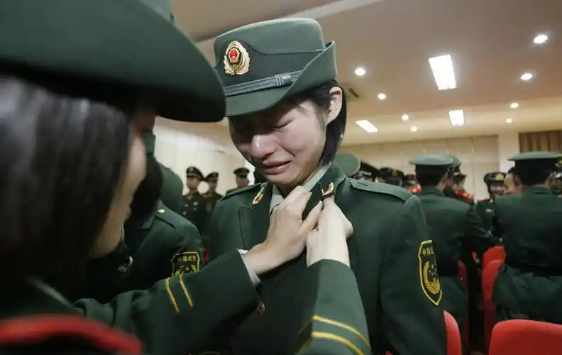 11月24日上午,杭州武警士官学校44名退伍