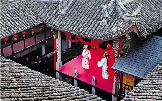 施家岙村的古戏台上,演员正在排演越剧《十八相送》选段.