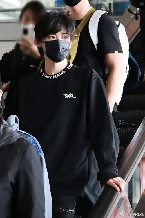 宋亚轩今日机场最新饭拍 黑色上衣,拼接牛仔裤造型……|宋亚轩|牛仔裤