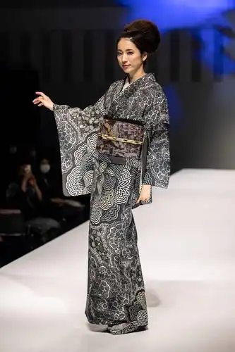 新华社照片,外代,2021年3月19日3月18日,模特在日本东京时装周上展示