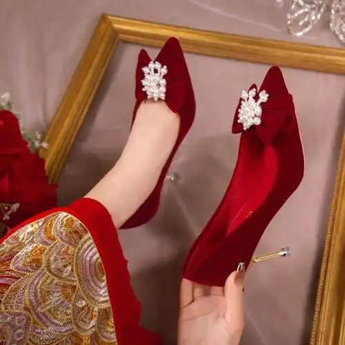 红色婚鞋女2024新款宴会高跟鞋秀禾婚纱尖头珍珠蝴蝶结细跟单鞋