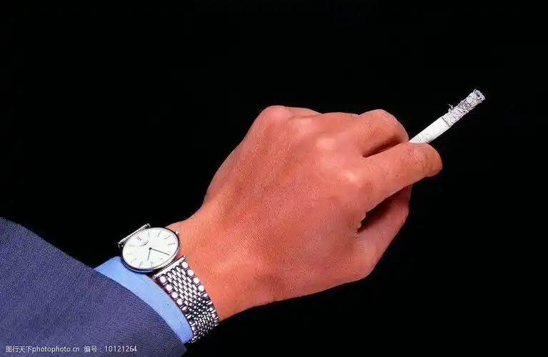 唯美手指夹烟姿势帅气图片点击鼠标右键下载手夹着烟的性感女人高清