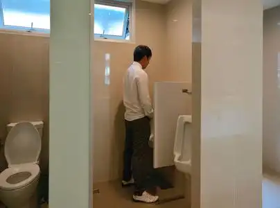 浴室里的男人图片