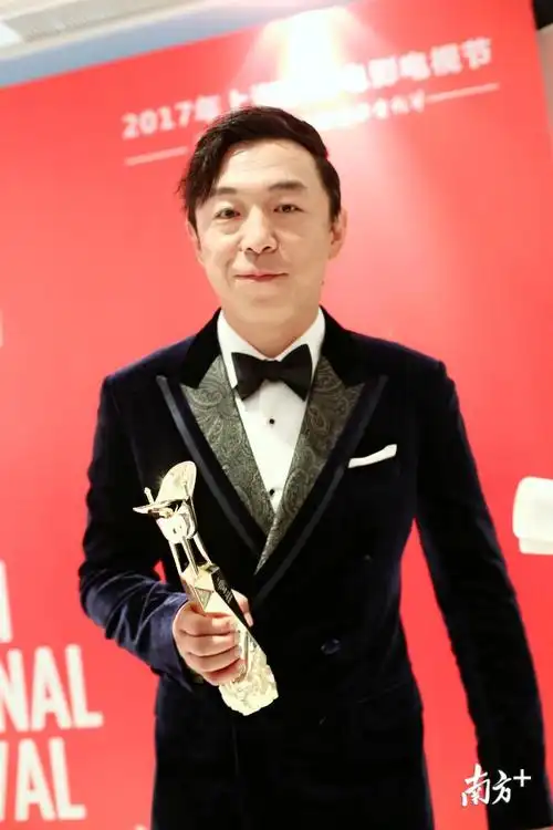 黄渤获上影节"金爵奖"最佳男演员奖,感慨老演喜剧片"没有出息"