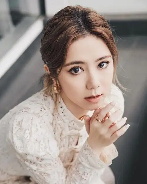 31岁的邓紫棋在2014年参加湖南卫视《我是歌手》第二季,成功凭一首