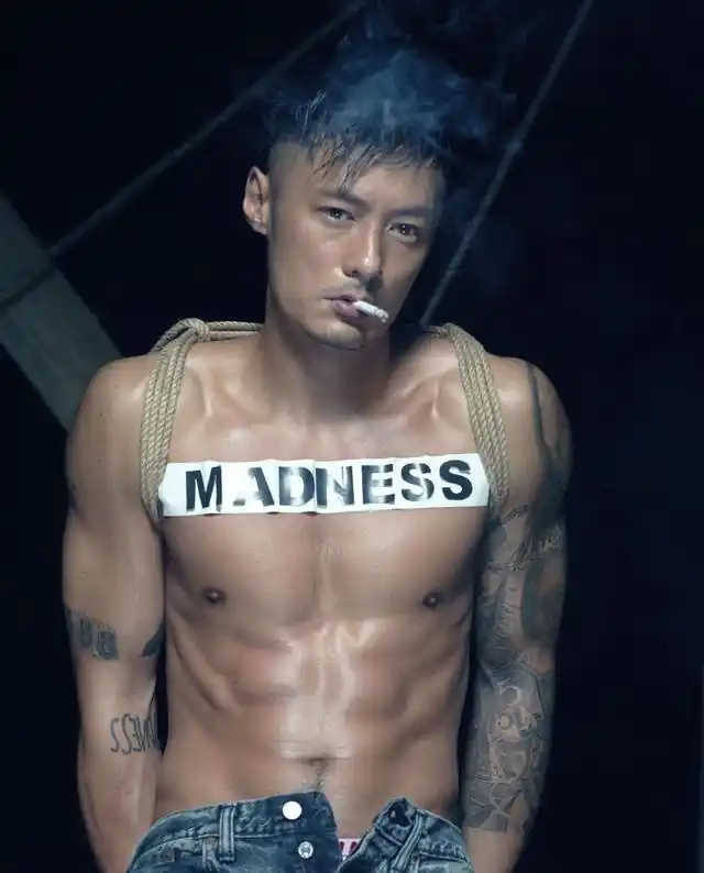 余文乐肌肉大片