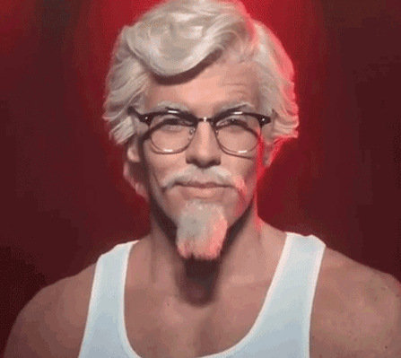 视频一开头,一头白发的肯德基爷爷对着镜头缓缓抬头,而后笑着跟妈妈