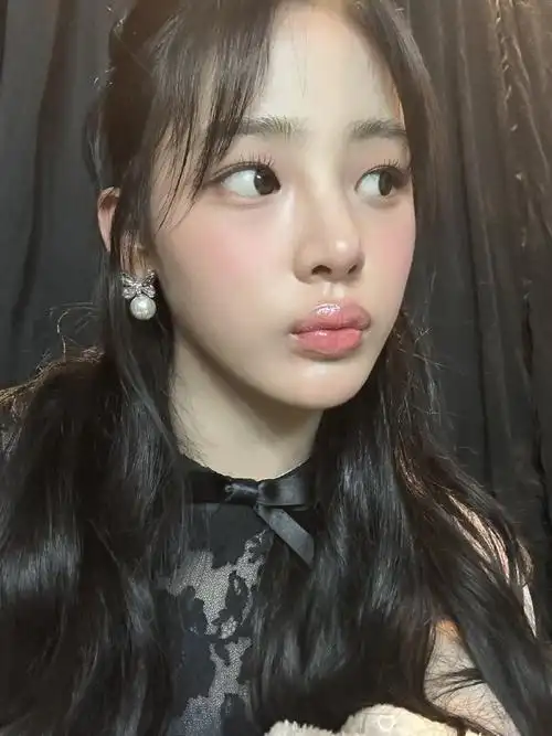 玟池minji更新phoning个人相册女孩子嘟嘴就是要